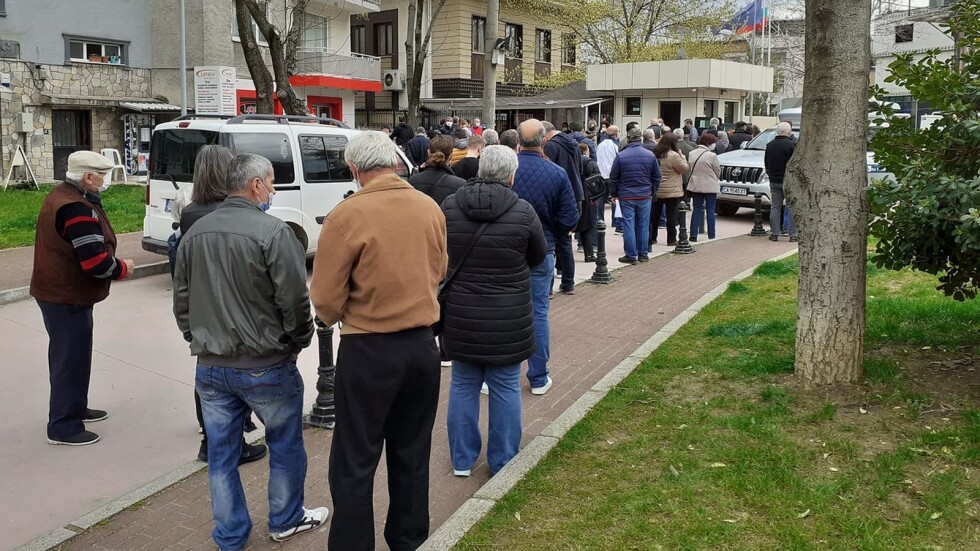 Изборите в Бурса: Опашки и напрежение заради попълването на декларации