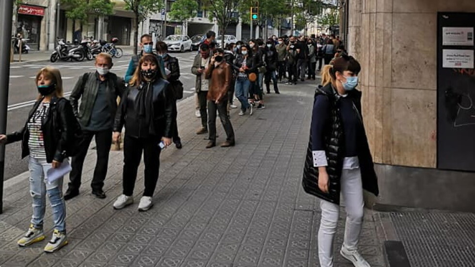 Вотът в Испания: С опашки, но без напрежение в изборния ден