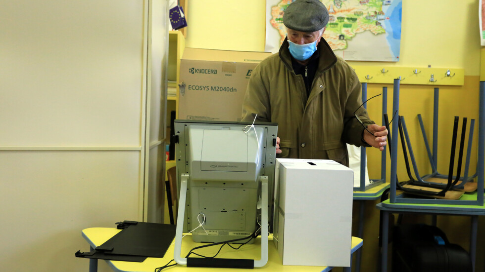 ЦИК реши на втория тур на изборите да се използват наличните в склада машини