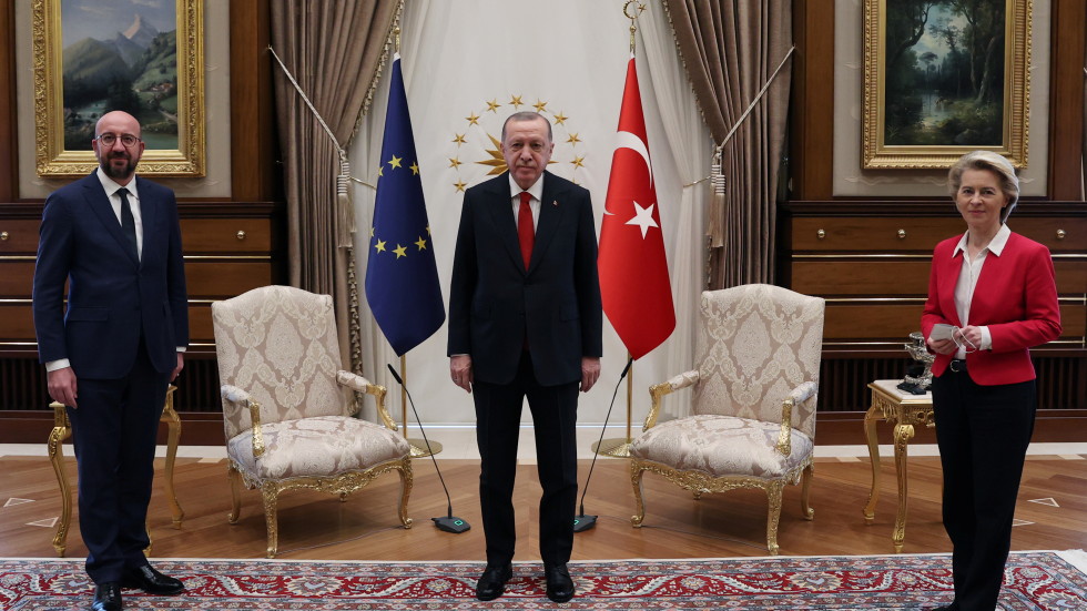 Ориентът среща Европа: Ердоган отказа да седне като равен с председателя на ЕК (ВИДЕО)