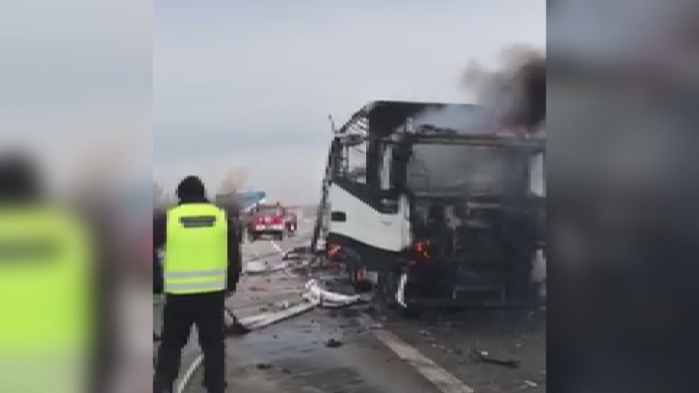 Тежка катастрофа на АМ „Тракия“: Цистерна с бензин пламна след удар с друг камион