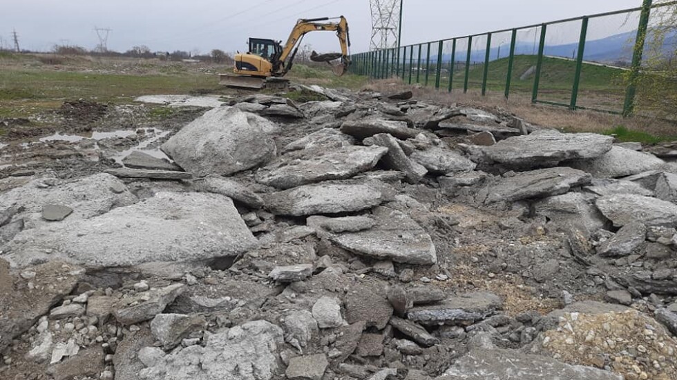 След репортаж по bTV: Разчистват зелени площи, в които е изхвърлян бетон в Пловдив