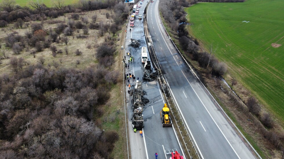 След катастрофата между камион и цистерна: Променят движението по АМ „Тракия“