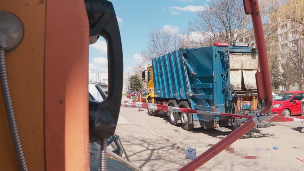 Боклукчийски камион блъсна жена и дете в София