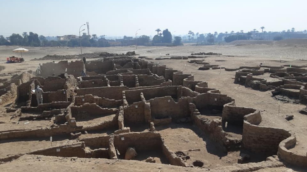 Археолози откриха заровен под пясъците на Египет древен град на 3400 години