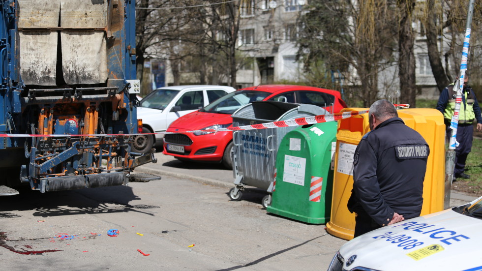 Повдигнаха обвинение на шофьора на боклукчийския камион, блъснал жена и дете в София