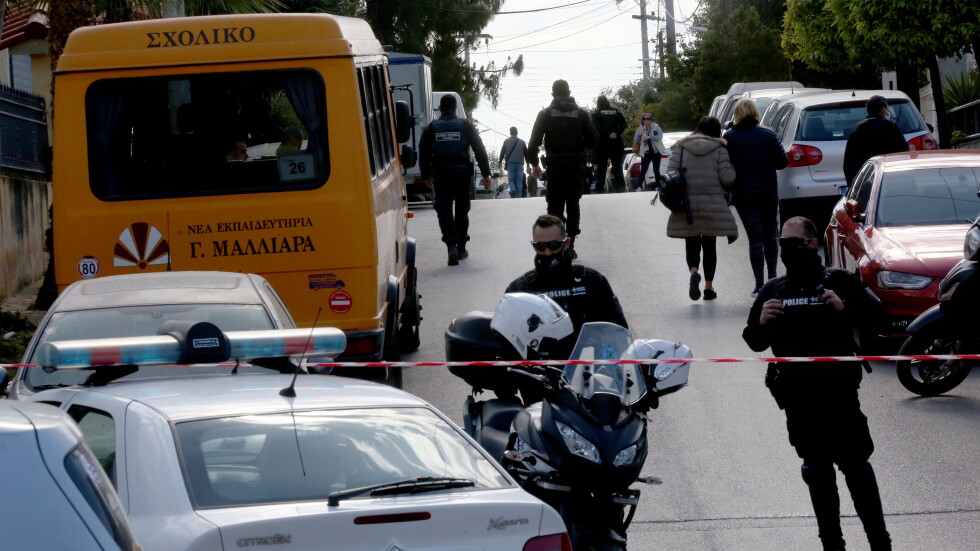 Гръцки криминален репортер беше застрелян пред дома си в Атина