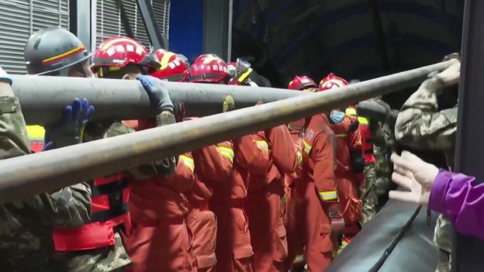 Спасителна акция в Китай: 21 миньори са затрупани под земята вече втори ден