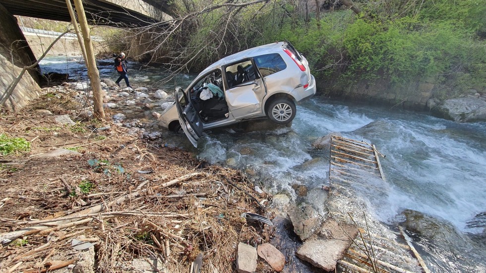 Лека кола падна в река от мост във Враца