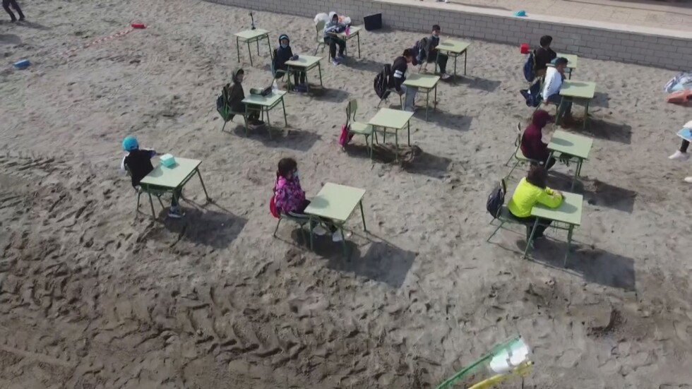 Да учиш на пясъка: Един ден в „класна стая“ на плажа (ВИДЕО)