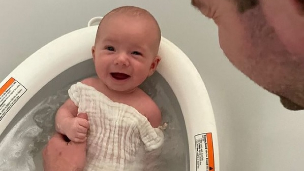 Манди Мур сподели супер сладка снимка как се къпе бебе