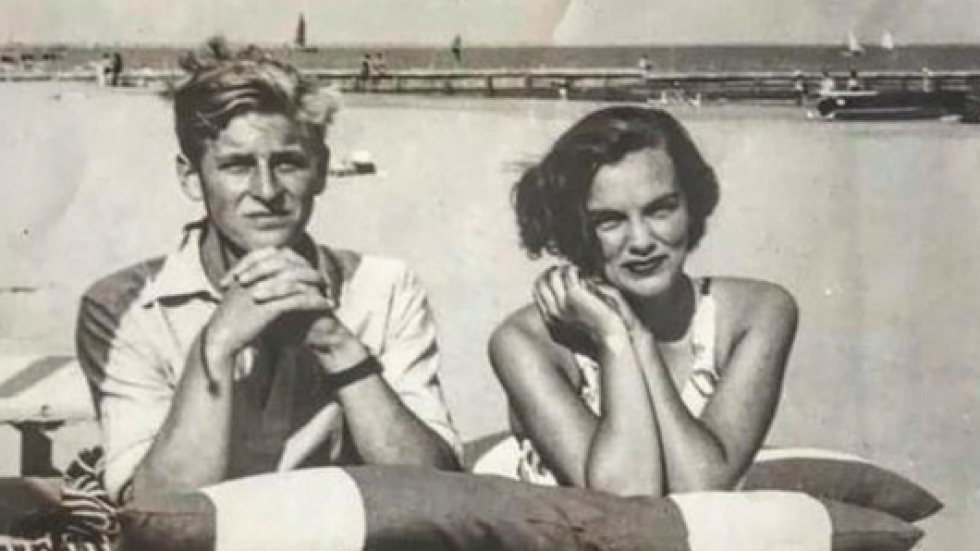 Кара и Попи Делевин споделиха снимка на баба си с младия принц Филип във Венеция