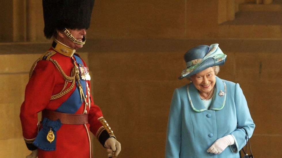 Историята зад забавната снимка, на която принц Филип е облечен като гвардеец, не е тази, която знаете
