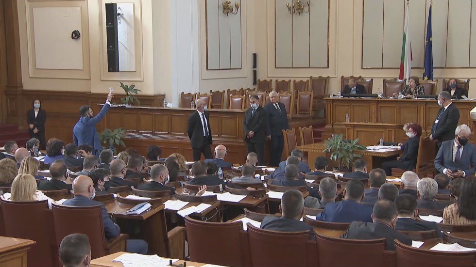 Депутатите задължиха Борисов да се яви за изслушване в НС в сряда, последва скандал (ВИДЕО)