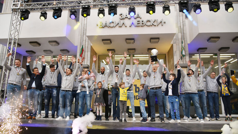Стотици посрещнаха шампиона "Хебър" в Пазарджик (ВИДЕО)