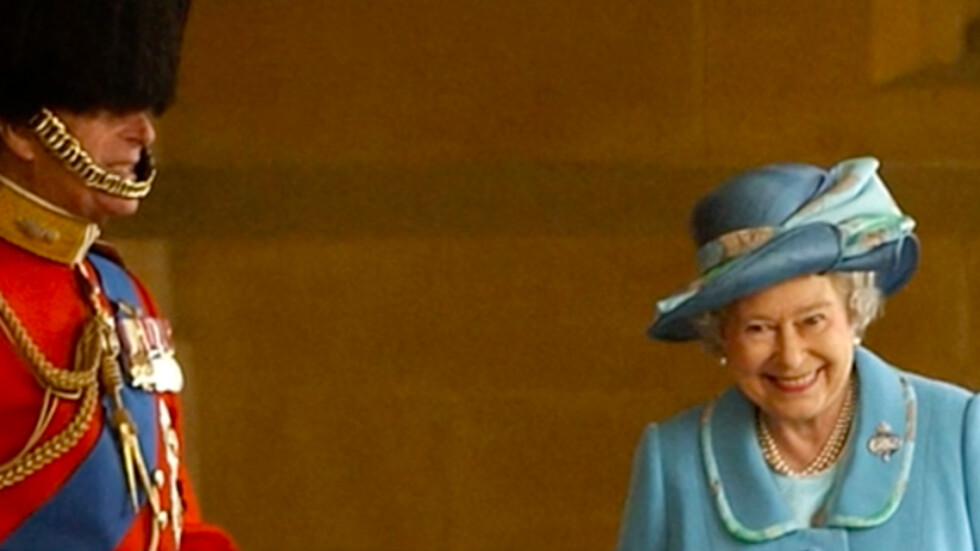 Крис Иънг за историята на една от най-популярните снимки на кралица Елизабет и принц Филип