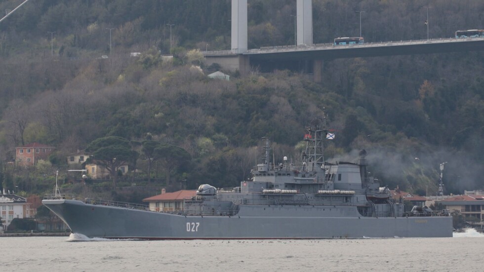 Напрежението в Украйна: Руски десантни кораби влязоха в Черно море през Босфора