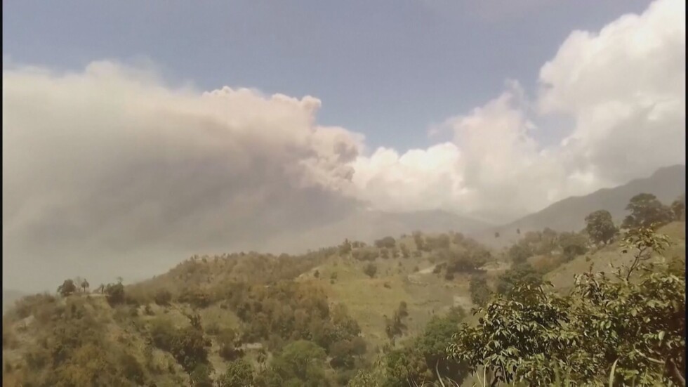 Вулканът на остров Сейнт Винсент изригна отново (ВИДЕО)