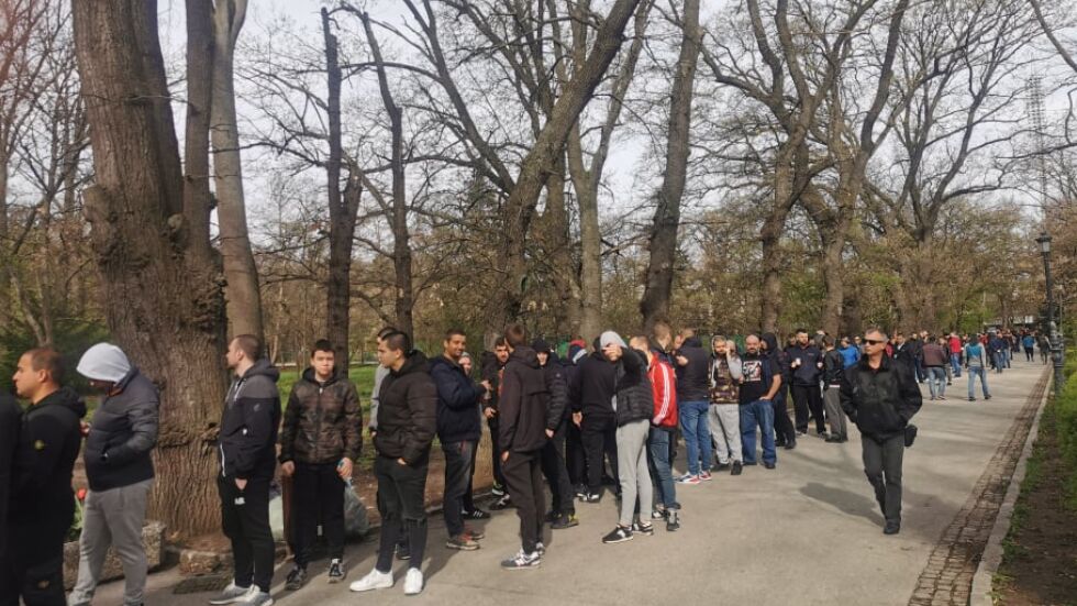 Дълга опашка на "Българска армия" за билети за дербито