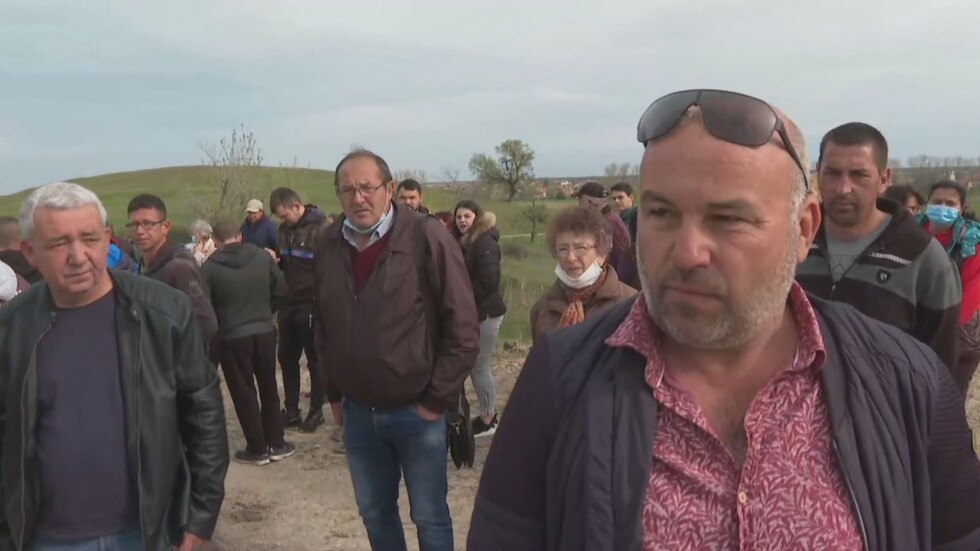 Протест в хасковско село заради загробване на болни птици в землището му