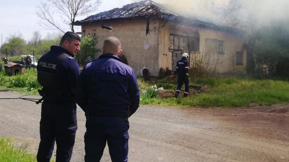 Пожар в цех за боядисване на автомобили край Бургас