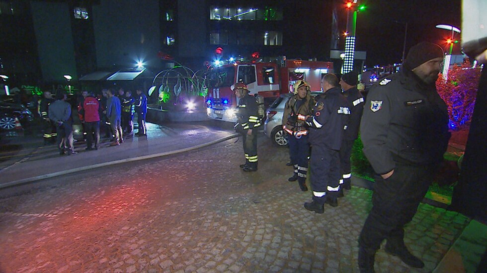 Хотел горя в столицата, двама души пострадаха