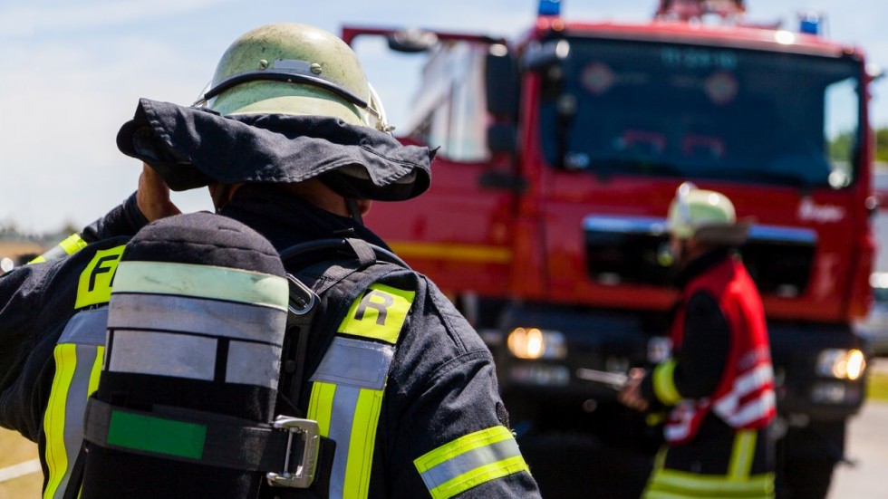  Коли са смачкани след злополука край Разград, пожарникари вадят умрял водач 