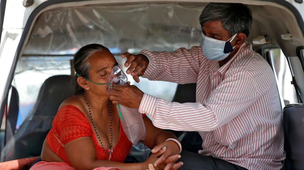 САЩ изпращат лекарства и ваксини срещу COVID-19 на Индия