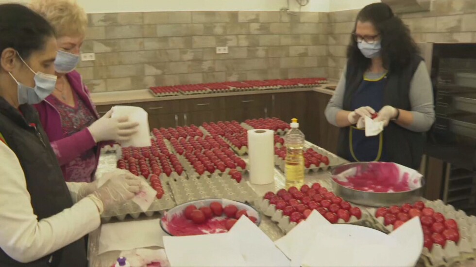 В Бачковския манастир боядисват 2021 червени яйца за Великден
