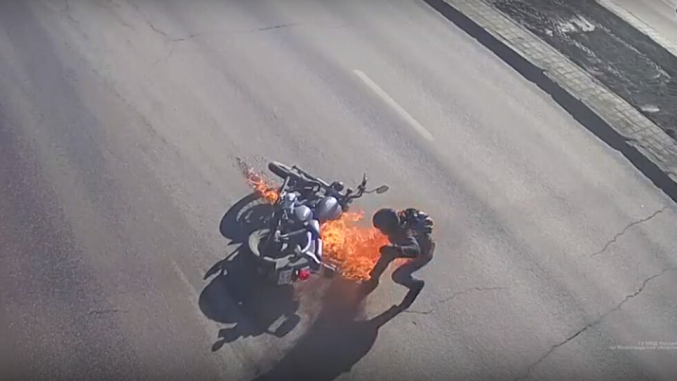 Моторист се запали на оживен булевард в Русия (ВИДЕО)