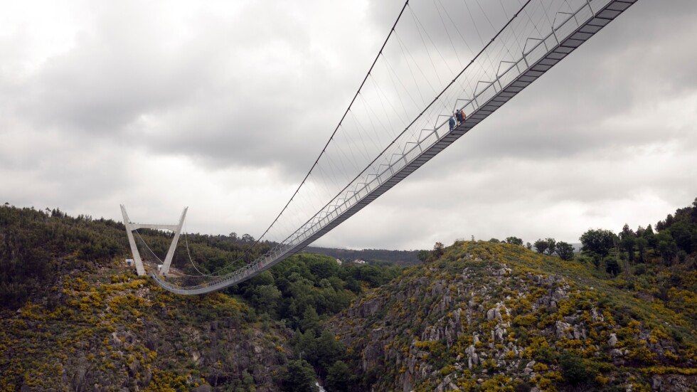 Най-дългият висящ пешеходен мост в света беше открит в Португалия (ВИДЕО И СНИМКИ)