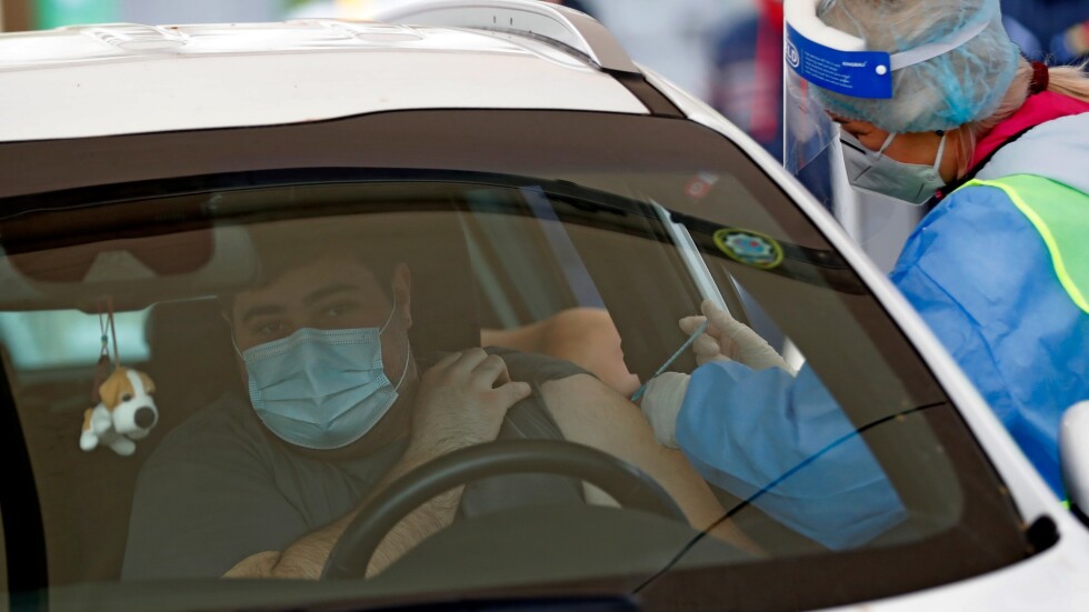 "Драйв-тру" ваксинация срещу COVID-19: Жителите на Букурещ се имунизират в колите си