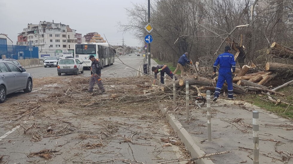 Ураганен вятър в София, има материални щети