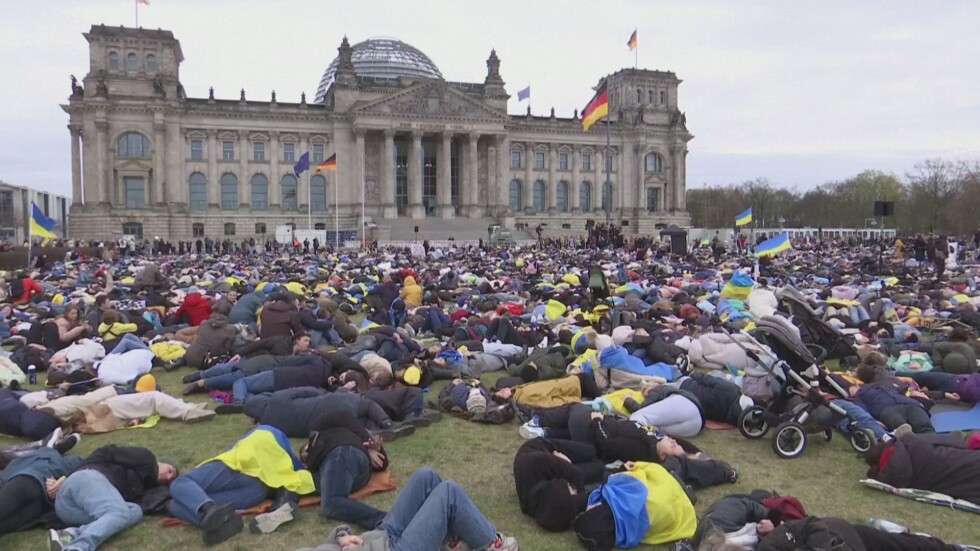 Хиляди лежаха на земята в Берлин в памет на убитите цивилни в Буча (ВИДЕО)