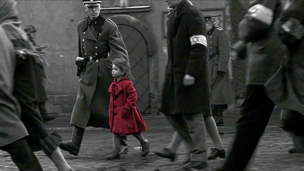 Помните ли момиченцето в червено от "Списъкът на Шиндлер"? Днес тя помага на украински бежанци