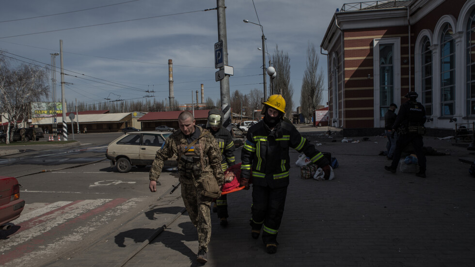 Москва vs Киев: Кой бомбардира железопътната гара в Краматорск?