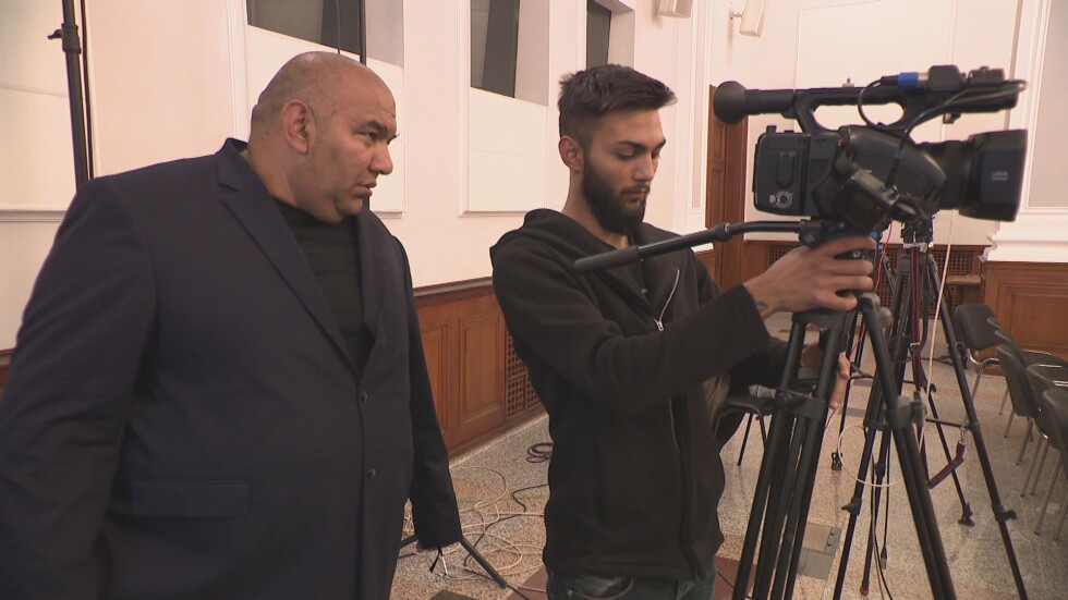 Баща и син правят ромска телевизия, за да покажат и положителен пример