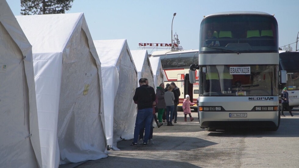 Струпване на автобуси с бежанци на „Дуранкулак“