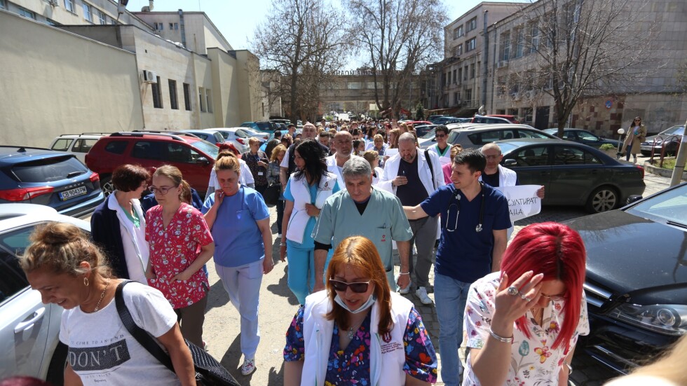 Лекари и медицински сестри от ИСУЛ на протест с искане за по-високи заплати