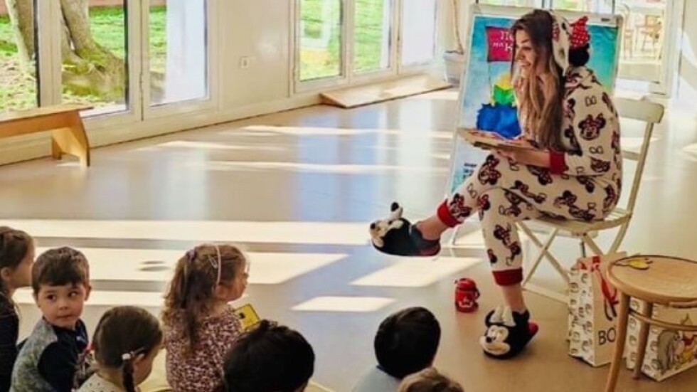 Петя Дикова чете книжки в детска градина с костюм на Мики Маус