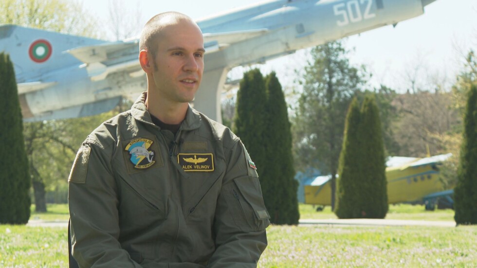 Ексклузивна среща с първия българин, обучен да пилотира F-16