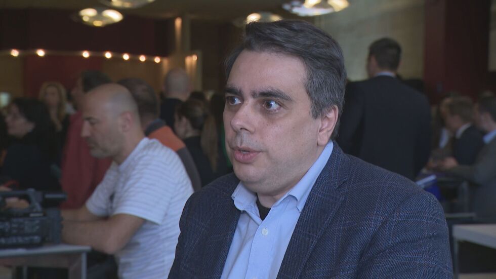 Асен Василев: Плоският данък остава, има го в коалиционното споразумение