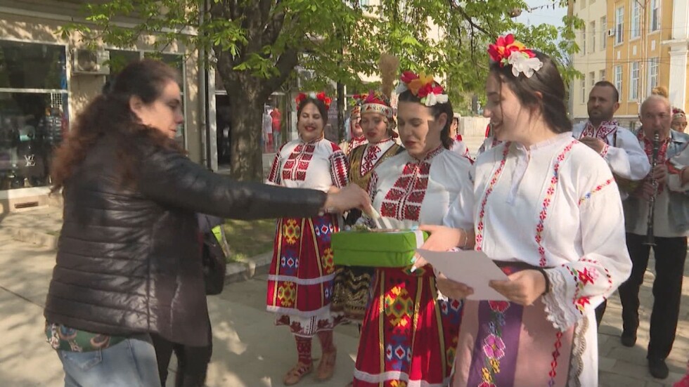 Лазарки в Мездра събират средства за лечението на млад баща 