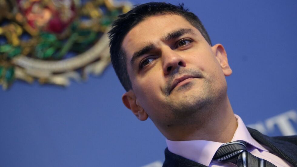 Министър Василев сезира прокуратурата за Зимния дворец