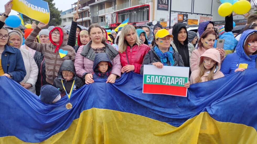 В знак на благодарност за гостоприемството: Хиляди украинци на шествие в „Слънчев бряг“