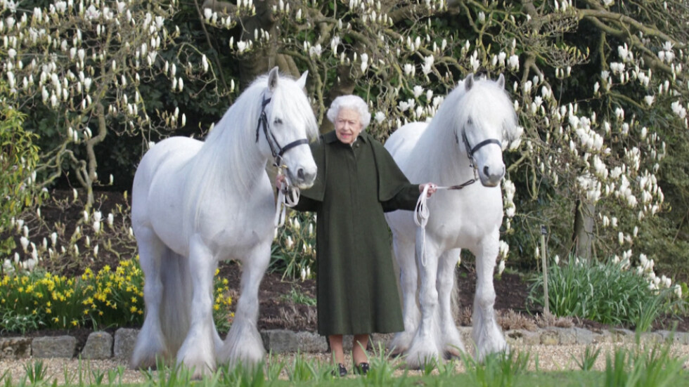 Кралица Елизабет II стана на 96 г. 