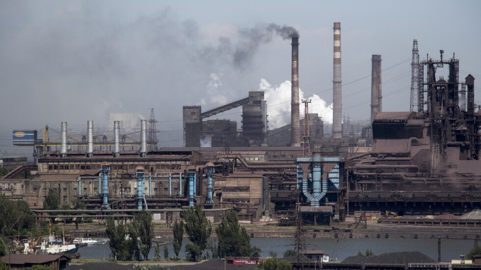 Войната в Украйна: Около 100 души са евакуирани от завода „Азовстал“