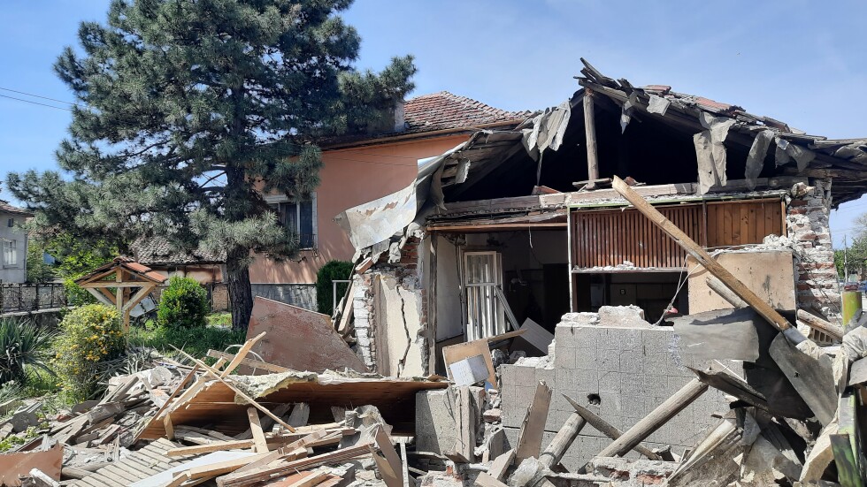Бойлер се взриви и срина половината къща на семейство в Пловдивско