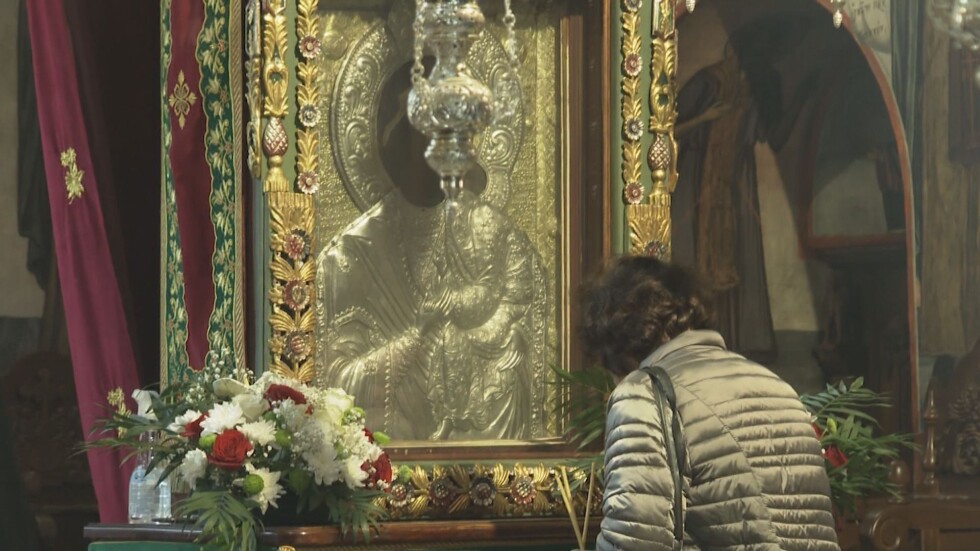 Литийно шествие в Бачковския манастир: Хората отправят молитва за изцеление пред чудотворната икона
