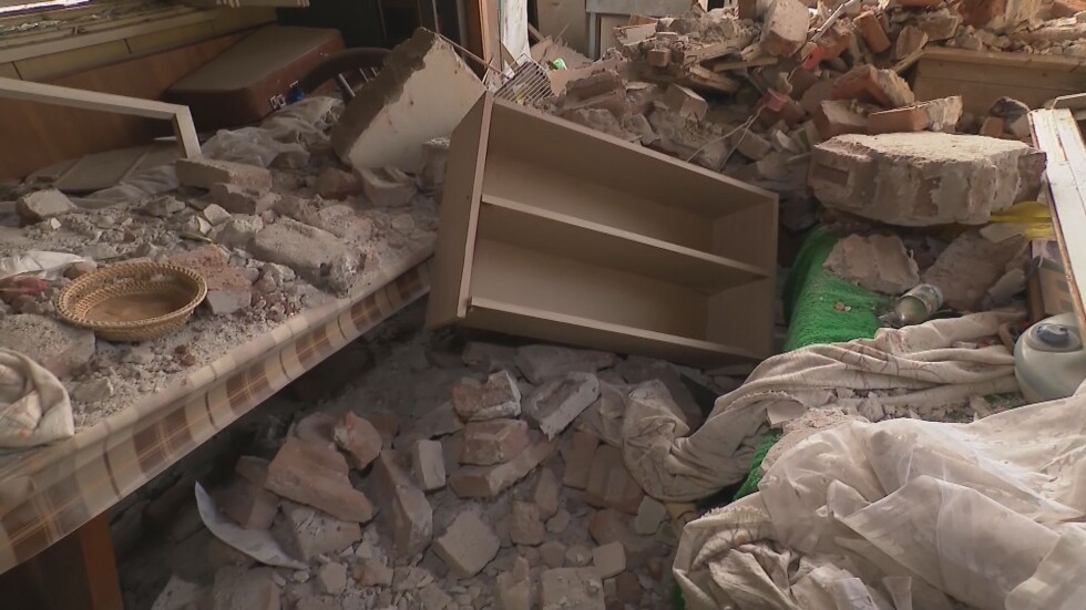 Гръмнал бойлер разруши къща: От каква помощ се нуждае пострадалото семейство?